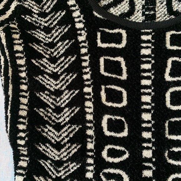 Stylish Black and White Patterned mini Dress - Picture 8 of 9